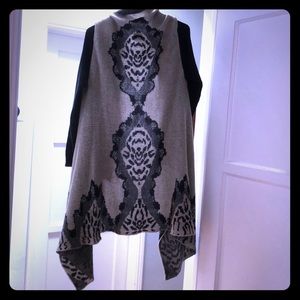 Printed long sweater.